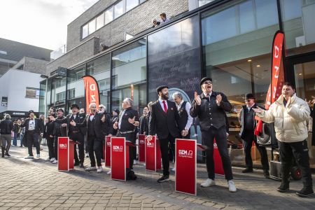  De zingende mannen tijdens een optreden in Bilzen tijdens Fashion & Bubbles 2023