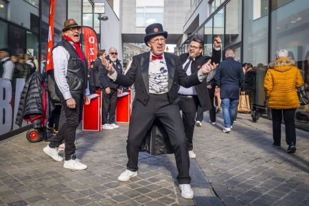  De zingende mannen tijdens een optreden in Bilzen tijdens Fashion & Bubbles 2023